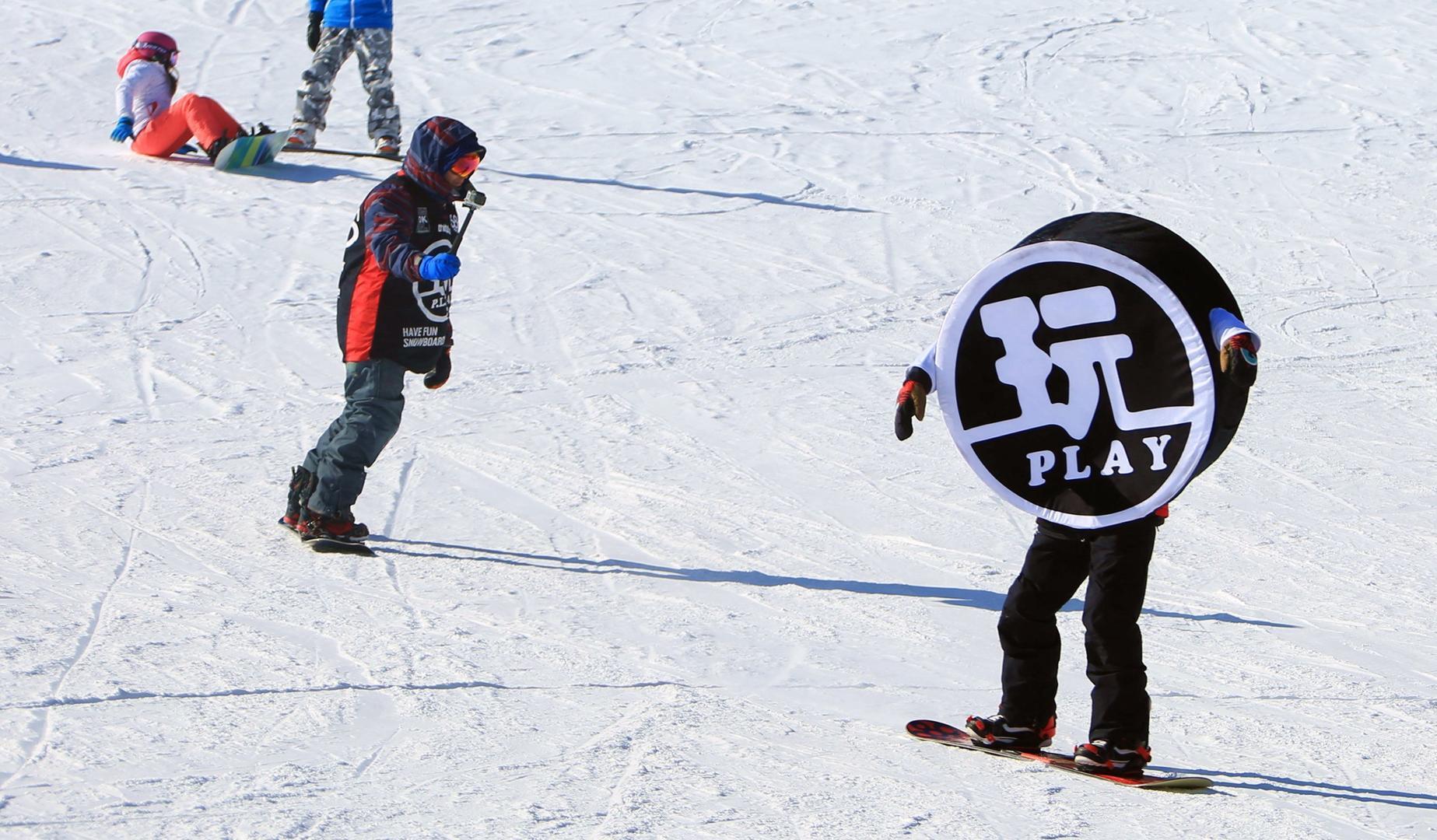 ↑正值周末,市民体验滑雪的乐趣。图据ICphoto