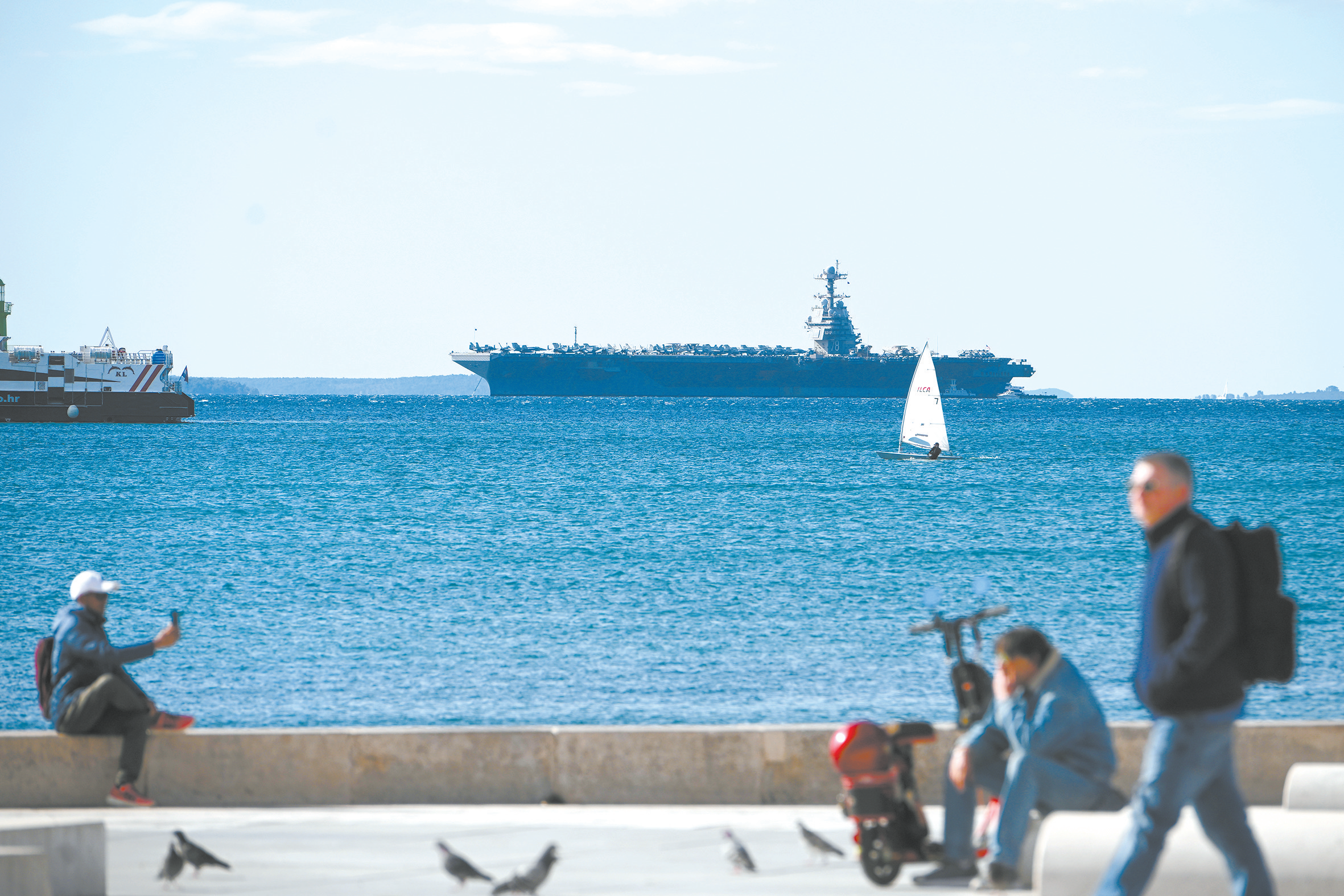 近日，好意思军“福特”号航母泊岸克罗地亚斯普利特港进行戒备珍贵。3月早些本事，“福特”号因舰上洗衣房火灾撤回中东战区。 （视觉中国）