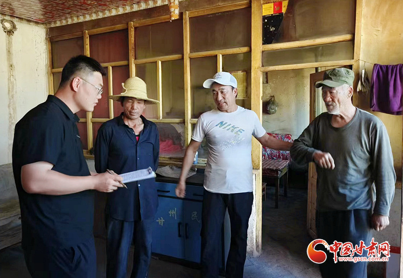 李岳峰(左一)走村入户,与村民面对面交流,详细了解他们的生活近况(资料图)