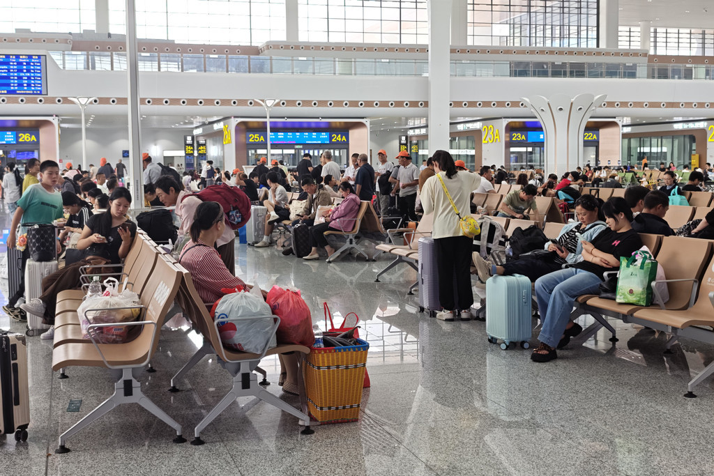 重庆东站旅客有序候车。汪亮 摄