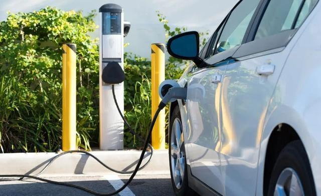 燃油车未退场，新能源车主先遇危机，网友预言竟成真-有驾