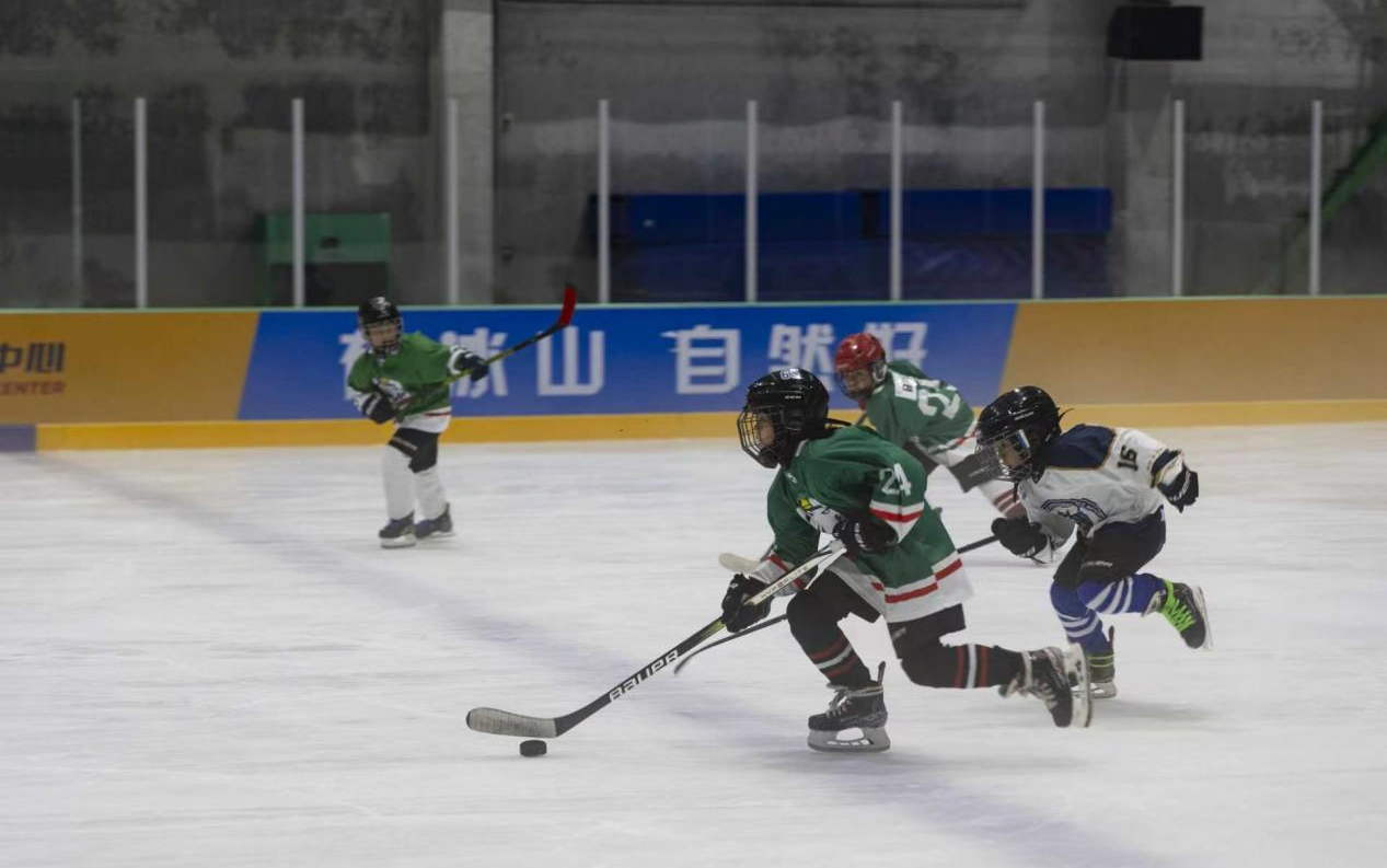 图为大连冰熊冰上运动中心，青少年们进行冰球训练