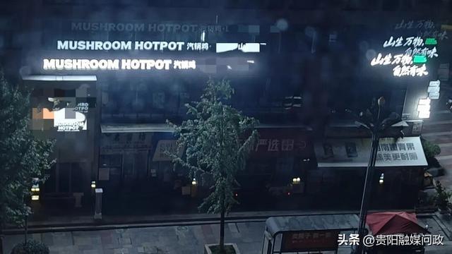 未来方舟H2组团一餐馆招牌彻夜强光扰民(市民供图)