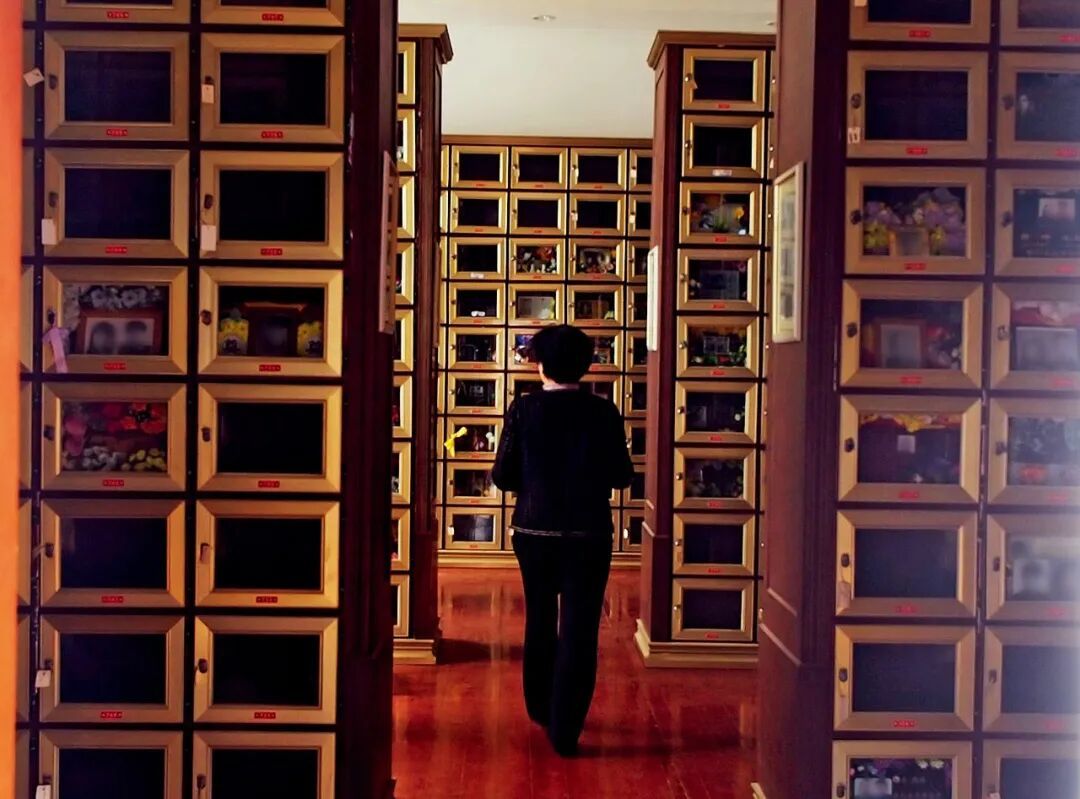 山东济南一家陵园内的骨灰堂 图/IC