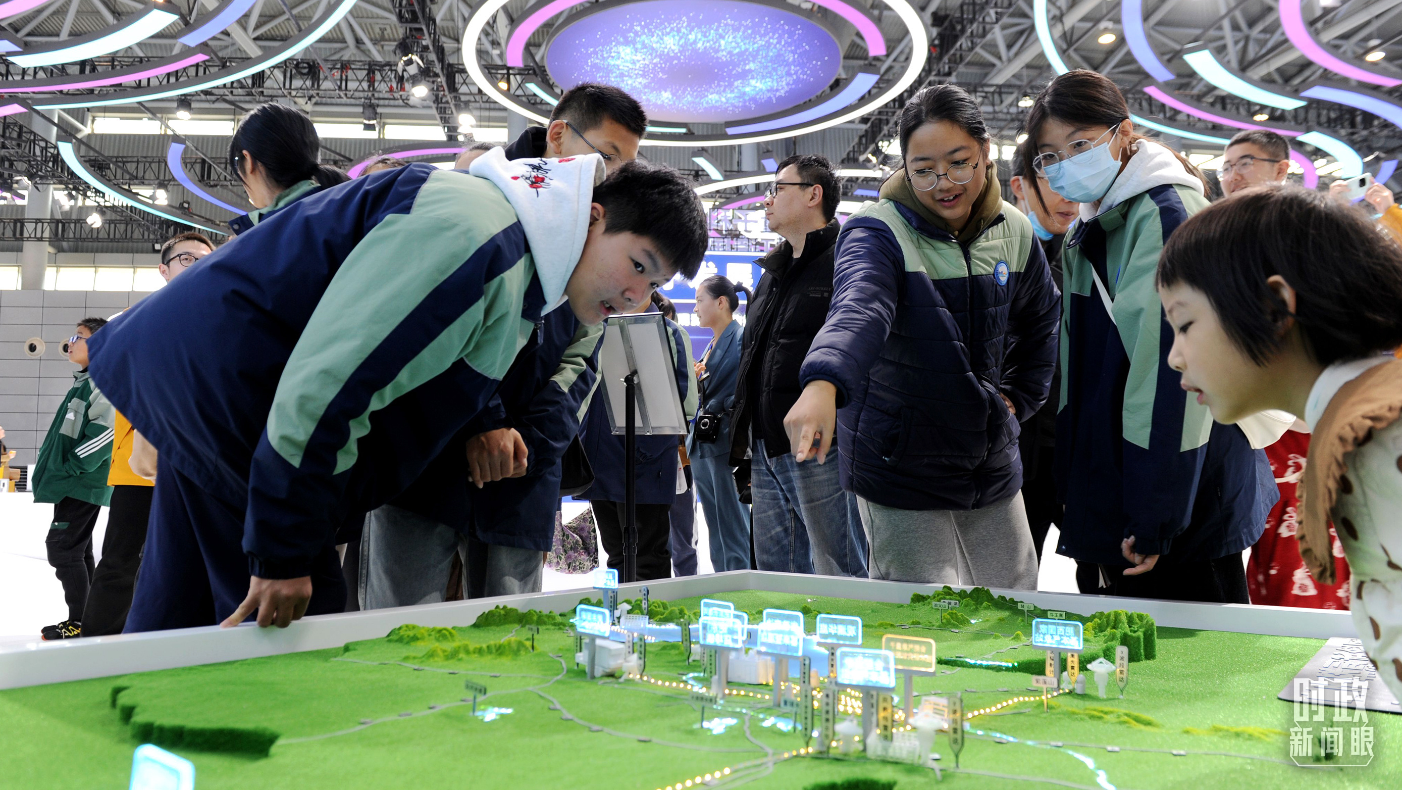 △2025年11月22日，观众在2025量子科技和产业大会现场参观体验。（图/视觉中国）