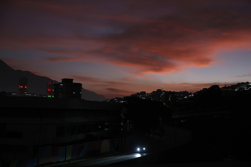 1月3日,委内瑞拉加拉加斯大范围停电。(视觉中国)