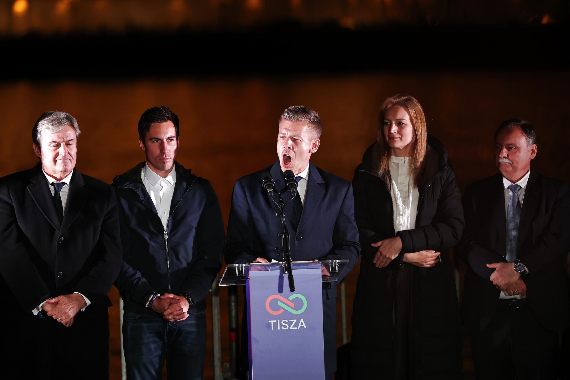 4月12日,在匈牙利首都布达佩斯,匈牙利蒂萨党领导人毛焦尔·彼得(中)在胜选晚会上讲话。新华社发(鲍洛格·达维德摄)