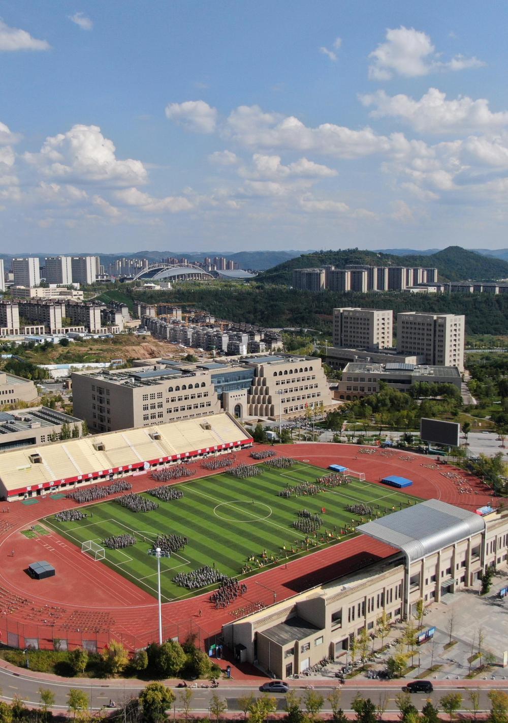 9月15日,延安大学大一新生在参加军训(无人机照片)。