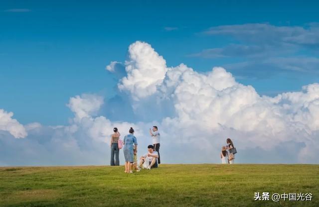 年轻人在二妃山拍照打卡