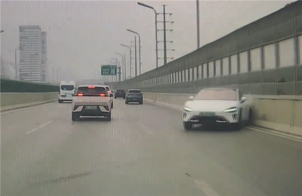 理想车主高架上故意别比亚迪海鸥：连累一旁正常行驶的小米SU7