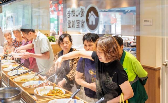 “悦龄食堂”里烟火味十足。照片源于昆山发布