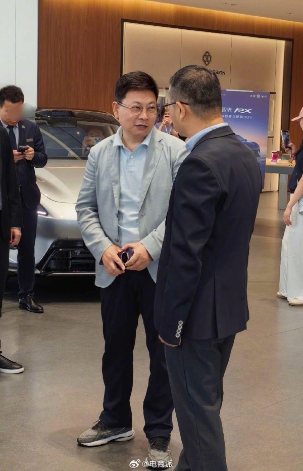 余承东疑似曝光华为Mate 90非凡大师真机（图源水印）