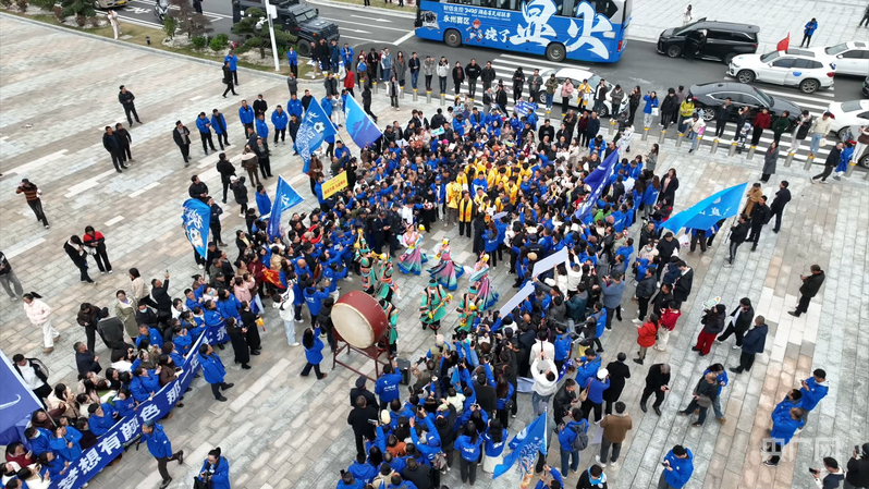 “湘超”永州队全体队员走进九嶷山景区(央广网发 蒋李臻 摄)