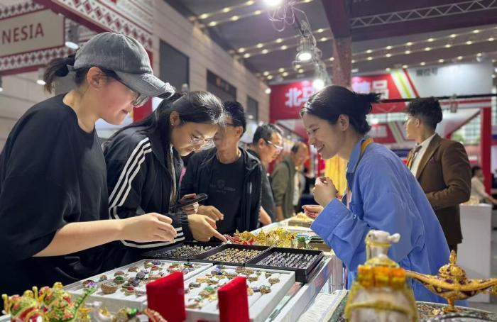 5月21日,陕西西安,第十届丝博会上商品繁多,吸引消费者。 中新网杨英琦 摄