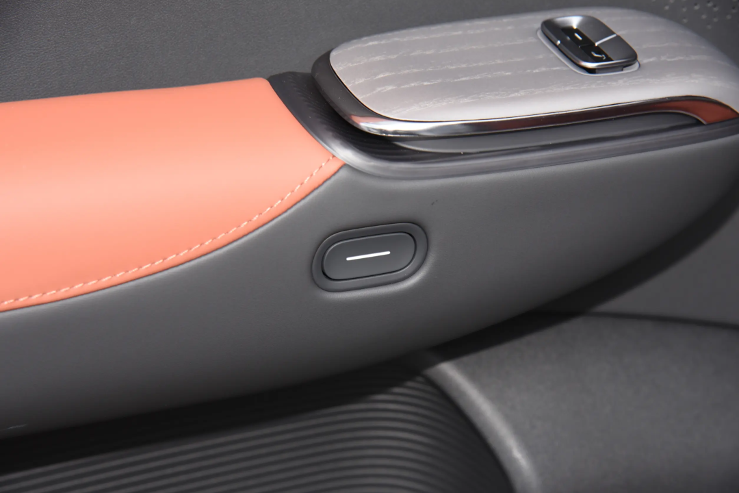 着火了乘客不会开门,得怪车企乱学特斯拉?