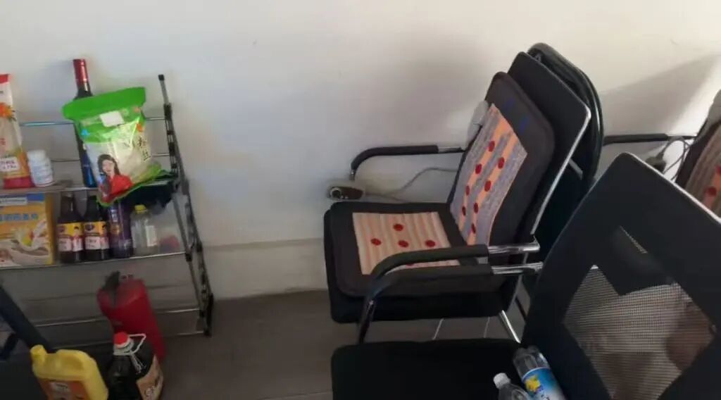 店内有免费的“磁疗坐垫”,老人坐满40分钟、观看视频,可以盖章免费领取鸡蛋。