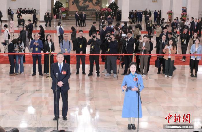 3月9日,十四届宇宙东说念主大四次会议第二场“代表通说念”聚集采访步履在北京东说念主民大礼堂举行。图为步履现场。中新社记者 翟羽佳 摄