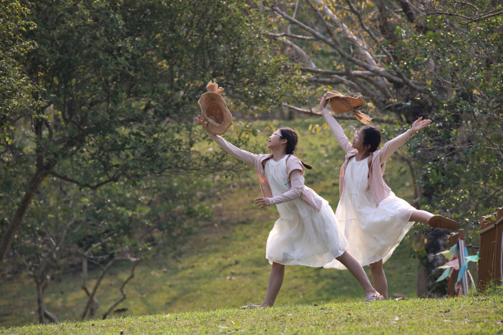 ↑4月4日，两名学生在云南省勐腊县中国科学院西双版纳热带植物园内玩耍。新华社发（李云生摄）