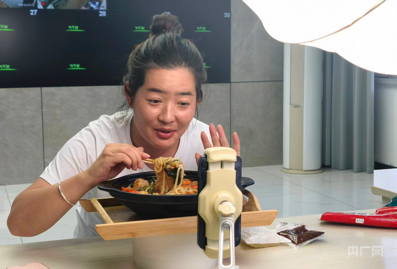 磐石市电商产业园自己孵化的主播(央广网记者 陈显春 摄)