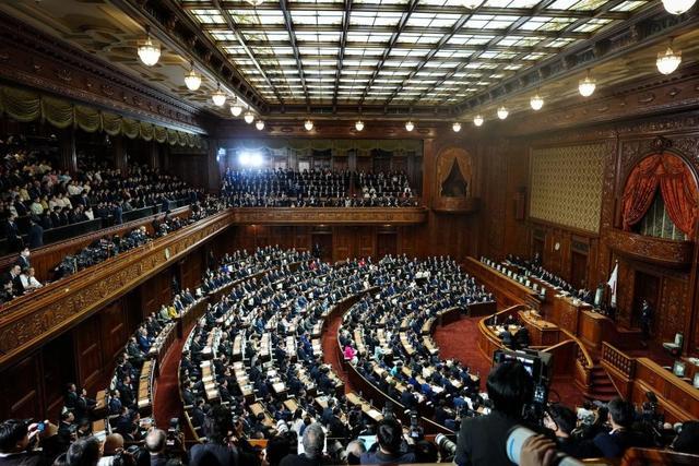 高市终于感到疼了，中国6个月一点不松口，外媒：将日本逼入困境