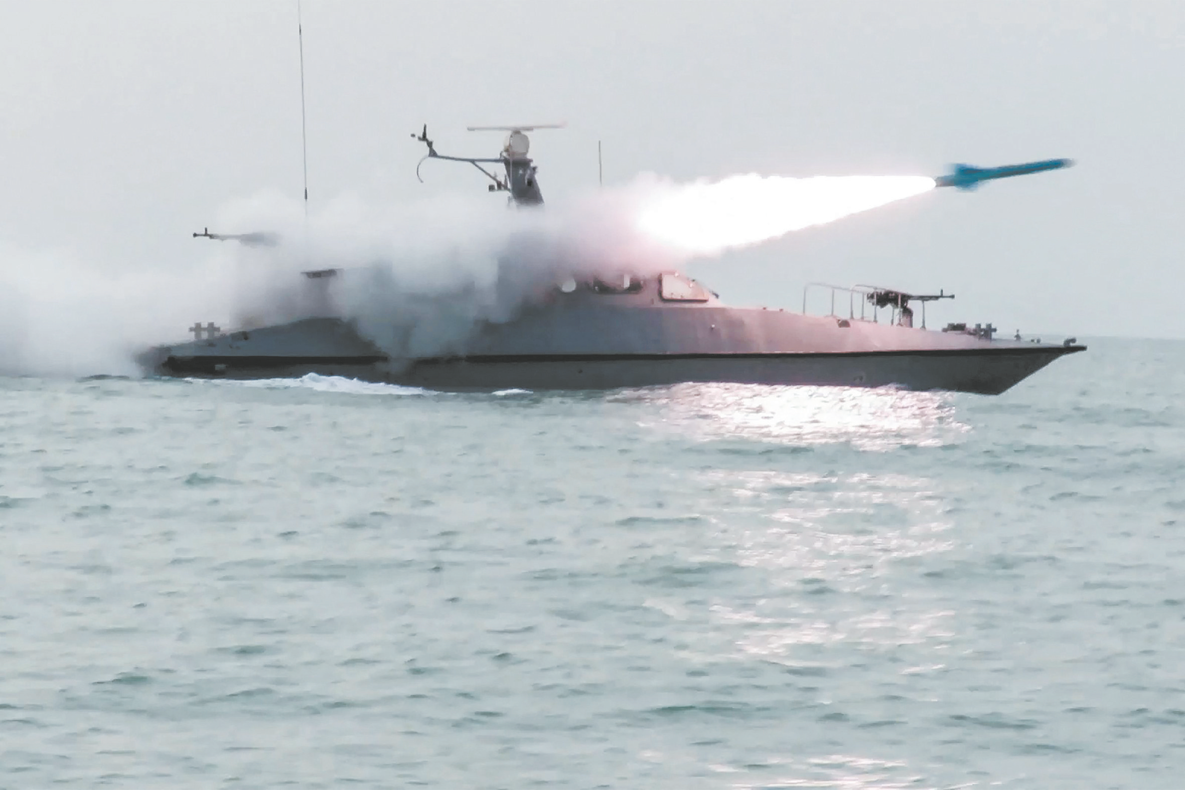 2月16日发布的像片骄气，伊朗军方在波斯湾举行的长入演习中，一艘快艇放射导弹。（视觉中国）