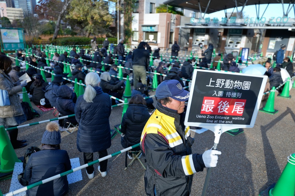 2025年12月16日,游客在上野动物园需要排队5小时才能看到大熊猫“晓晓”“蕾蕾”。