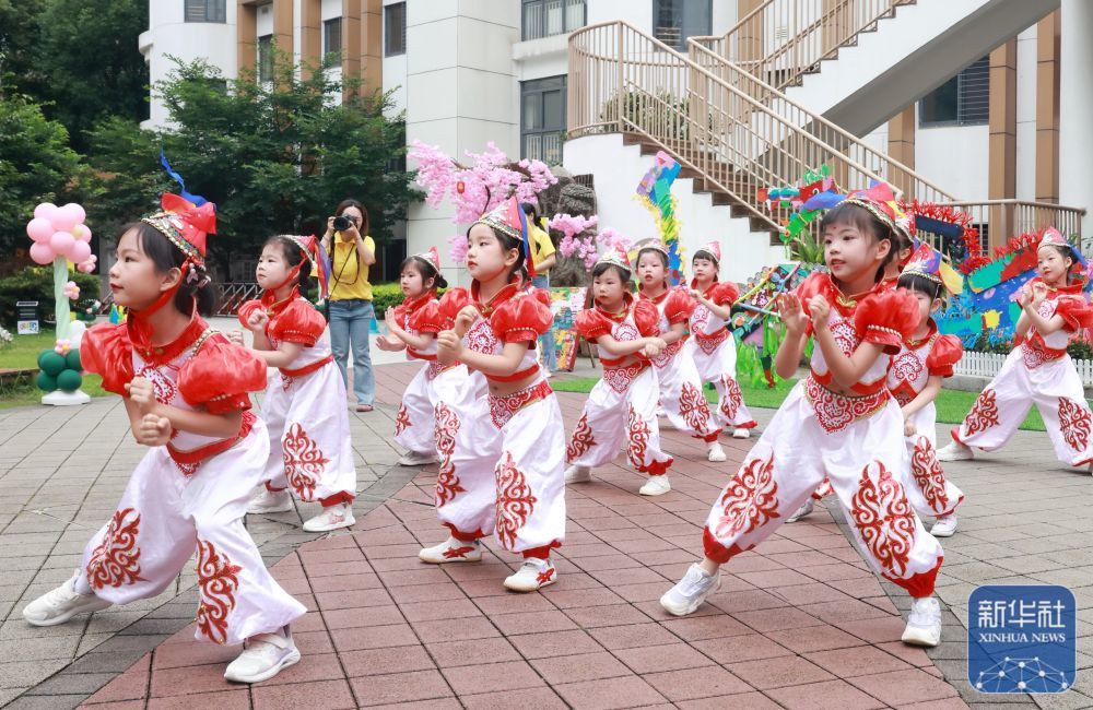 ↑ 5月29日,在湖北省武汉市,湖北省省直机关第二幼儿园的小朋友在表演舞蹈。新华社发(赵军摄)