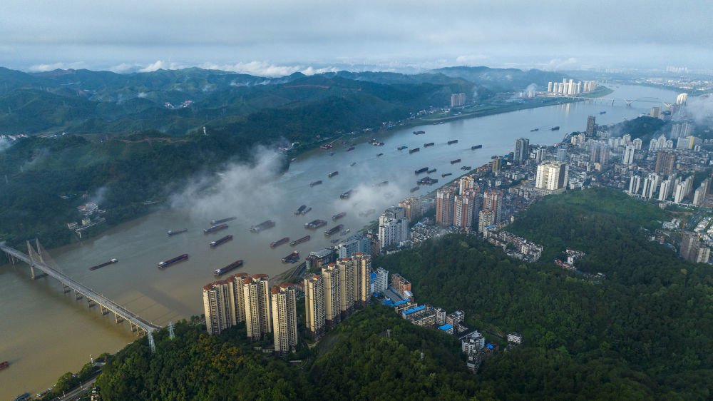 在西江航运干线广西梧州市区段，往来船舶如梭（无人机照片）。新华社发（何华文摄）