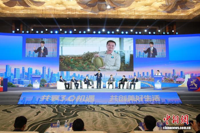 图为与会企业家代表展开对话交流。陈冠言 摄