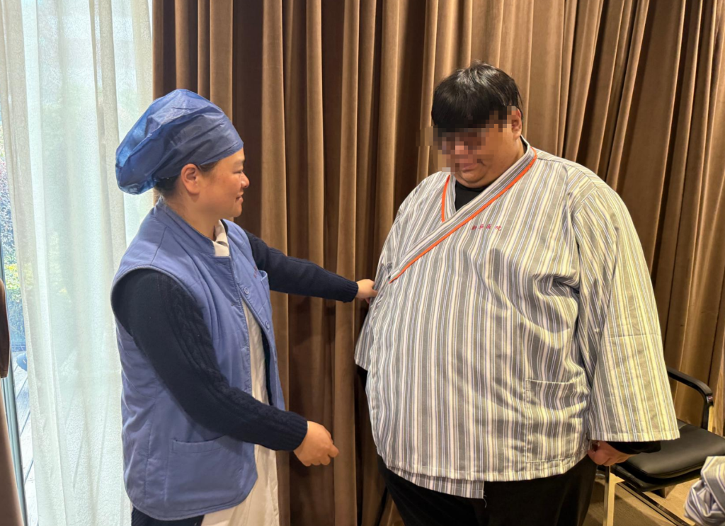 医院普外科为林楠定制的加大版的手术服。