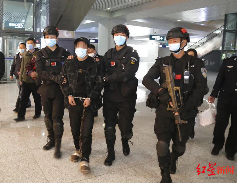 ▲田永明被押解回玉溪市华宁县。图据华宁警方