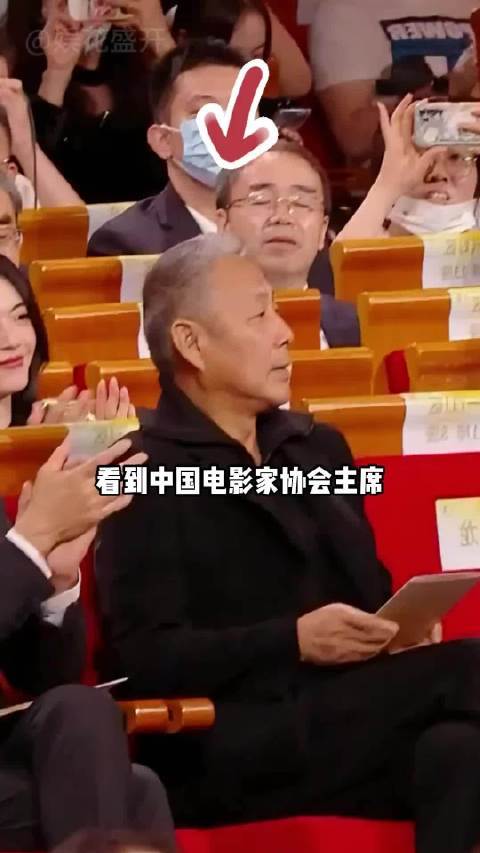 张国立成龙候场同排赵本山进场引全场起立