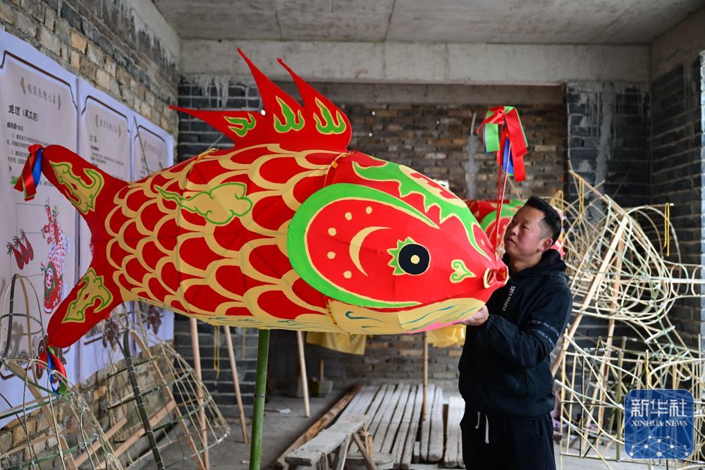 1月29日,瞻淇村的县级非遗项目瞻淇鱼灯代表性传承人汪卓荤在制作鱼灯。