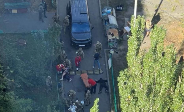 基辅街头彻底乱了！俄军没打进来的地方，乌克兰自己人打起来了！