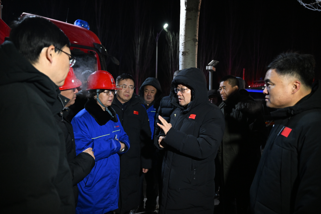 1月18日,自治区党委书记、人大常委会主任王伟中,自治区党委副书记、自治区人民政府主席包钢赶赴爆炸事故现场指导救援工作。记者 韩卿立 摄