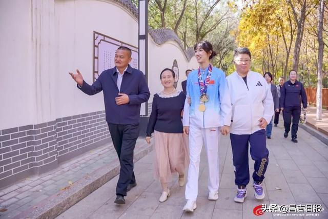 马静月在昌吉市第七中学参观。通讯员杨斌 摄