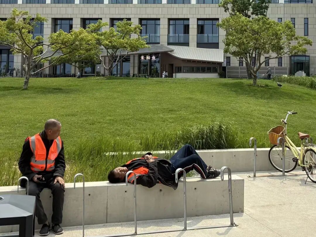 阿那亚的建筑工在路边休息。