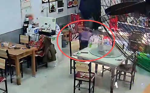 烟花炸响后,孩子赶紧跑进后厨。