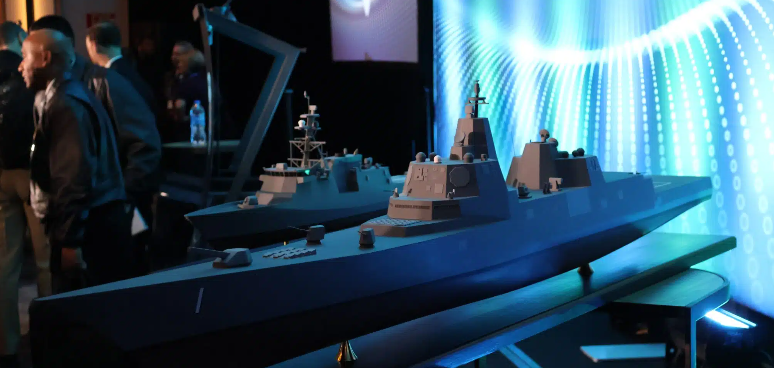 在美国海军水面舰艇协会年度研讨会上展出的“特朗普”级战列舰的模型 （来源：美国“海军新闻”网站）