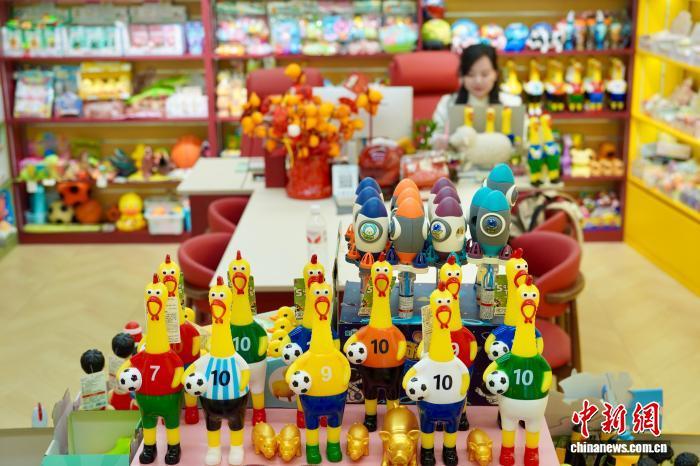 4月21日，“足球尖叫鸡”站上义乌商户周玲玲的店铺“C位”。董易鑫 摄