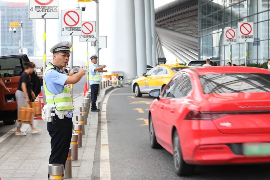 交警在南站维护交通秩序.jpg