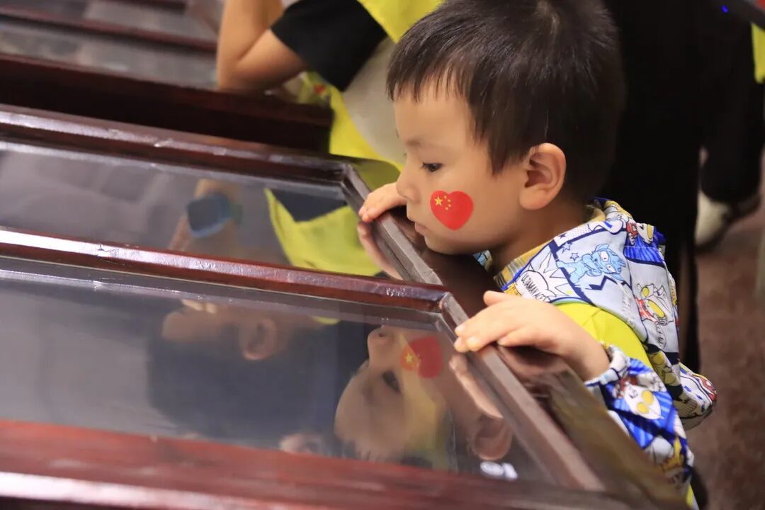 亲子家庭参观中国西部科学院旧址陈列馆。jpg.jpg