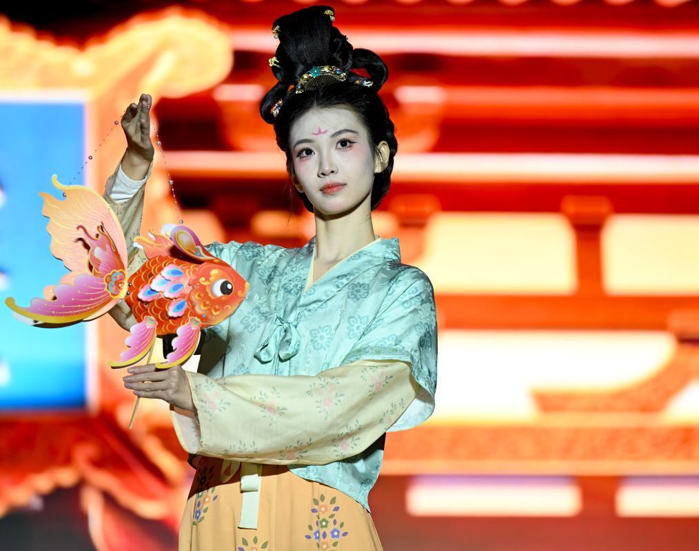 在河南省洛阳市洛邑古城，演员身着华服走秀。新华社记者郝源 摄