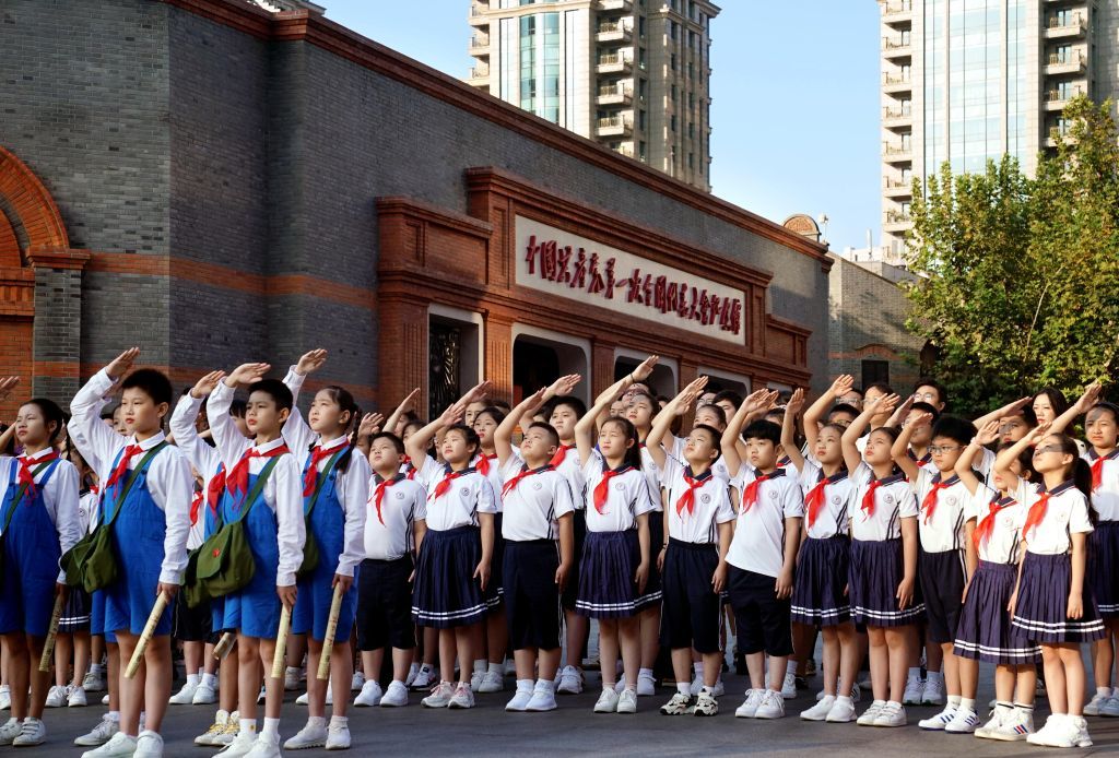 2021年10月1日,中共一大纪念馆举行升国旗仪式。新华社记者 刘颖 摄