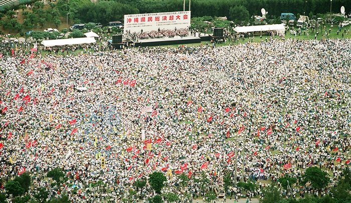 1995年少女袭击事件后,大批愤怒的琉球居民云集宜野湾市。图片来源:琉球新报。