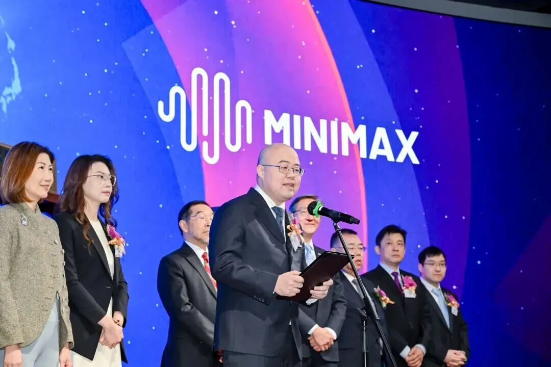 ·闫俊杰(中)在MiniMax上市发布会现场。(每日经济新闻公众号)