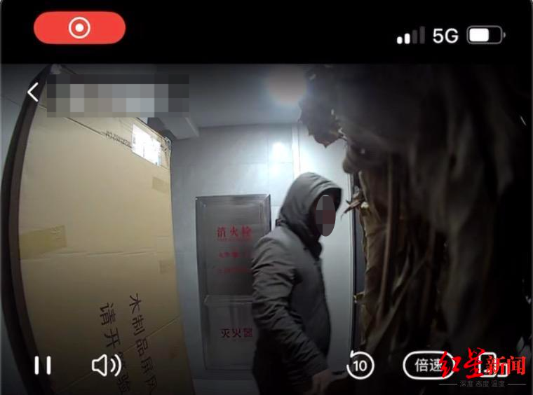 ▲2025年10月14日晚，刘某强放置快递纸盒画面 监控视频截图