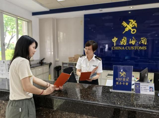 佛山海关关员向企业宣讲原产地政策。