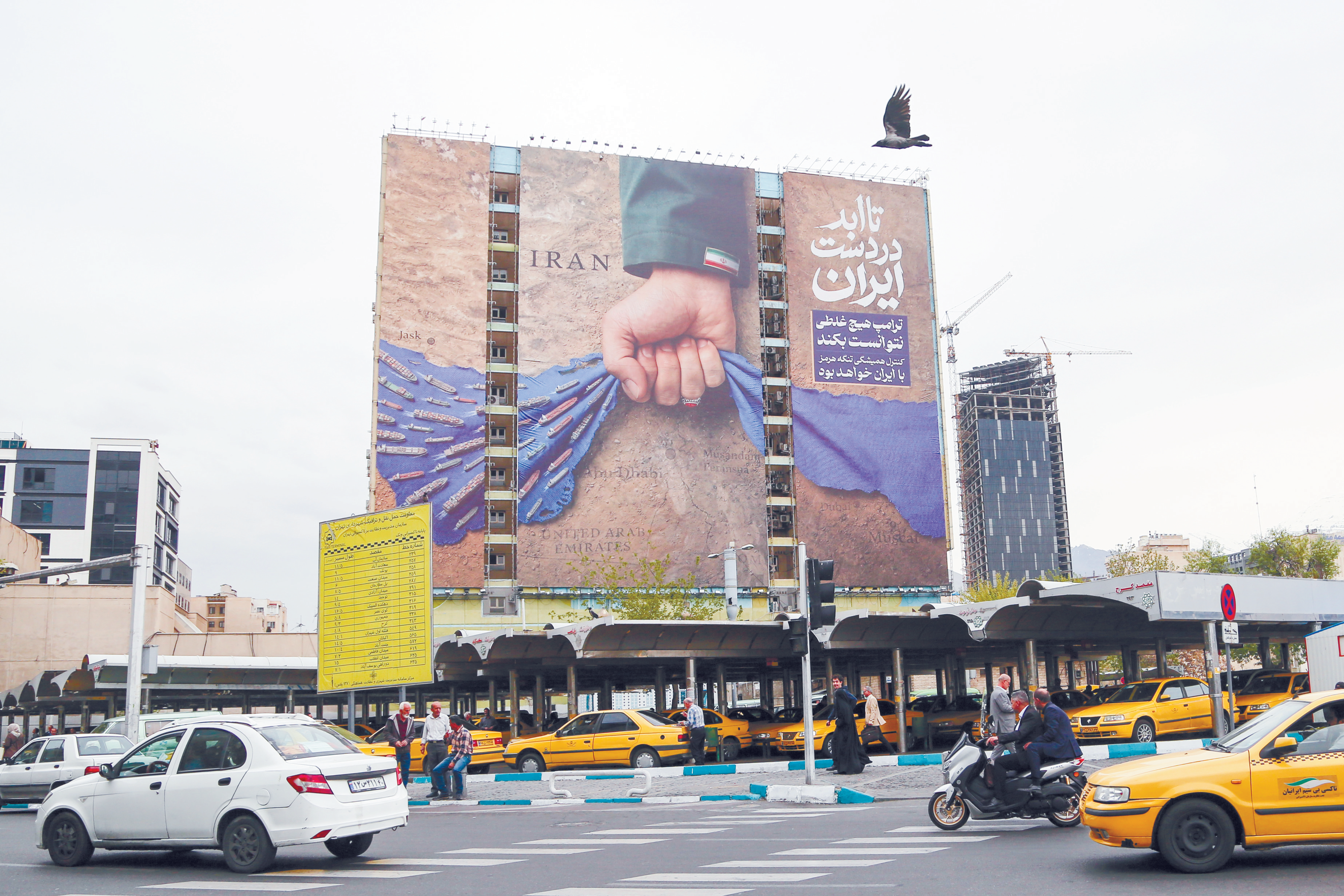 4月12日,伊朗首都德黑兰的瓦纳克广场悬挂着巨幅广告牌。右上方文字为:霍尔木兹海峡永远处于伊朗的掌控之中。 (IC photo)