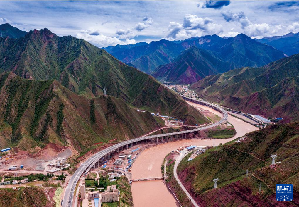 这是昌都市境内的昌都至邦达机场高等级公路(2020年6月6日摄,无人机照片)。